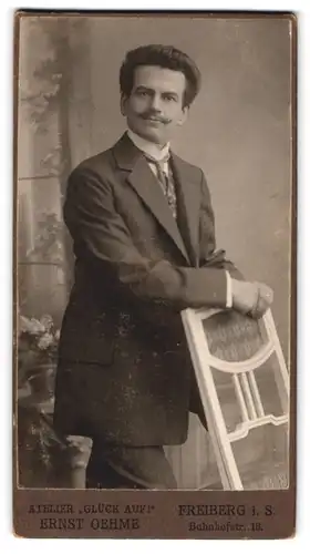 Fotografie Ernst Oehme, Freiberg i. S., Bahnhofstr. 18, Herr mit Schnauzbart im Anzug