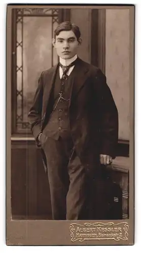 Fotografie Albert Kessler, Hattingen, Bismarckstr. 2, junger Mann trägt Anzug und Krawatte