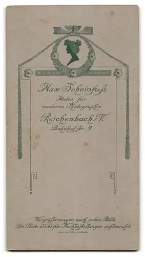 Fotografie M. Scheinfuss, Reichenbach i. V., Bahnhofstr. 9, Bursche im Anzug durchblättert Katalog
