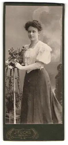 Fotografie J. Fuchs, Berlin, Königstr. 52, junge Frau trägt weisse Bluse mit Spitze und langen Rock