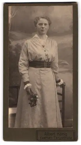 Fotografie Albert König, Vaethen-Tangerhütte, Dame im Sonntagskleid vor Studiokulisse