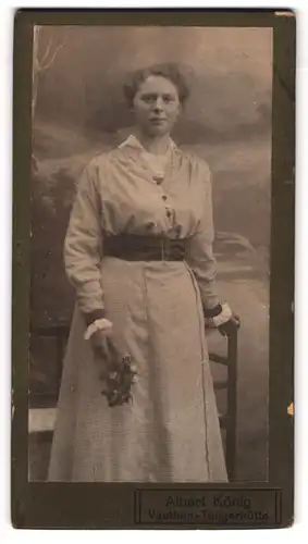 Fotografie Albert König, Vaethen-Tangerhütte, Dame im Sonntagskleid mit Blumenstrauss vor Studiokulisse