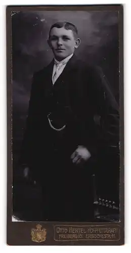 Fotografie Otto Hertel, Freiberg i. S., Erbischestr. 11, Herr im Anzug mit Taschenuhrkette