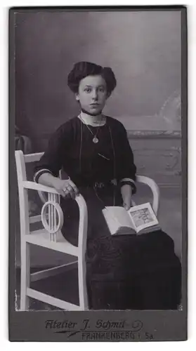 Fotografie I. Schmitt, Frankenberg i. Sa., junge Frau im langen schwarzen Kleid mit offenen Buch