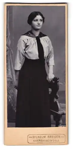Fotografie Wilhelm Breuer, Oberehnheim / Elsass, junge Dame mit gestreifter Bluse und Krawatte