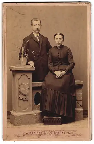 Fotografie W. Breiner, Gronau a. L., Ehepaar in schwarz gehüllt