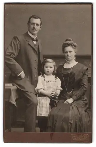 Fotografie Paul Glaue, Braunschweig, Altstadtmarkt 12, Bürgerliche Familie mit junger Tochter