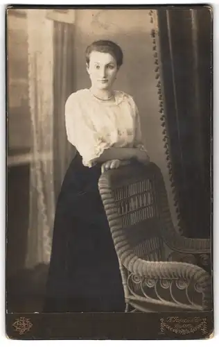 Fotografie H. Joseph und Co., Neukölln, Junge Frau mit weisser Bluse und Perlen