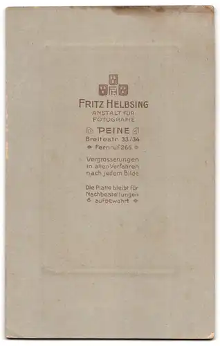 Fotografie Fritz Helbsing, Peine, Breitestrasse 33 /34, Junge Frau auf einem Holzstuhl