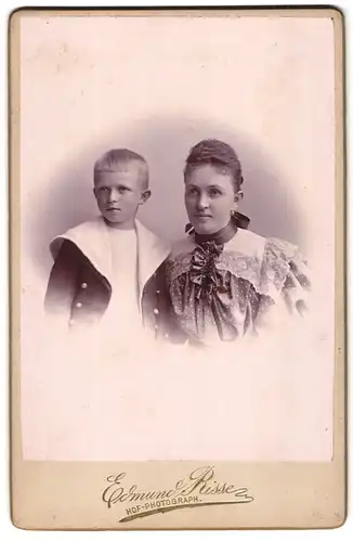 Fotografie Edmund Risse, Berlin, Unter den Linden 11, Bügerliche Mutter mit ihrem kleinen Sohn