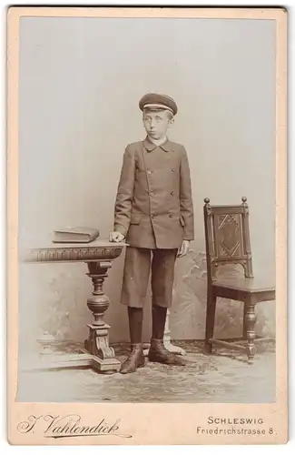 Fotografie I. Vahlendick, Schleswig, Friedrichstrasse 8, Junger Bursche in seiner Uniform