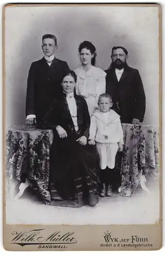 Fotografie Wilh. Müller, Wyk auf Föhr, Landungsbrücke, Familienfoto einer Familie bürgerlichen Standes