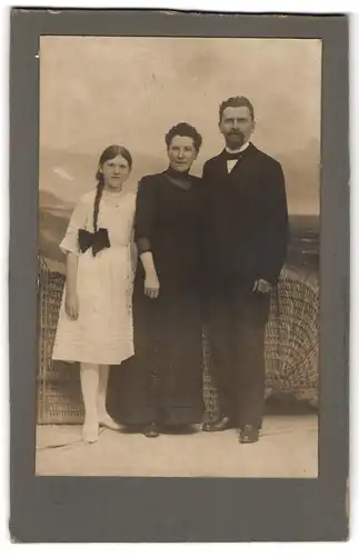 Fotografie unbekannter Fotograf und Ort, Wohlhabendes Ehepaar mit ihrer Tochter