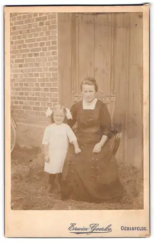 Fotografie Erwin Goerke, Oebisfelde, Mutter mit ihrer kleinen Tochte im eigenen Heim