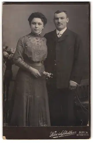 Fotografie Heinrich Schellhorn, Altona, Grosse Roosenstrasse 73, Bürgerliches Paar in feiner Bekleidung