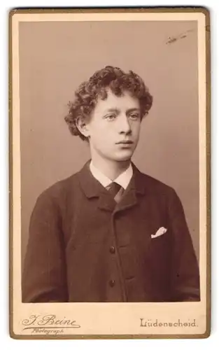 Fotografie Joh. Beine, Lüdenscheid, Altenaerstr. 12, Junger Herr im Anzug mit Krawatte und Einstecktuch