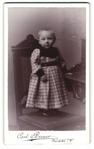 Fotografie Carl Breuer, Werdohl i /W., Kleines Kind im karierten Kleid