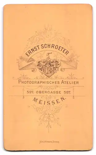 Fotografie Ernst Schroeter, Meissen, Obergasse 597, Junger Herr im Anzug mit Fliege