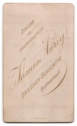 Fotografie James Aurig, Dresden-Blasewitz, Residenzstr. 8, Ältere Dame mit Haube und Kragenbrosche