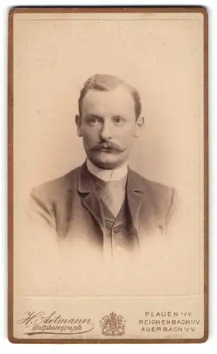 Fotografie H. Axtmann, Plauen i /V., Ober-Graben 19, Modisch gekleideter Herr mit Schnauzbart