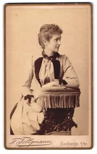 Fotografie F. Tellgmann, Eschwege a /W., Junge Dame im Kleid mit Medaillon