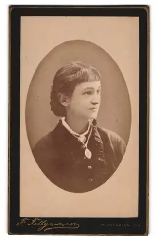 Fotografie F. Tellgmann, Mühlhausen i /Th., Junge Dame mit Kragenbrosche und Amulett