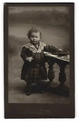 Fotografie Gustav Lang, Regensburg, Weisse Lilienstr. 93, Kleines Kind im Kleid mit Spitzenkragen