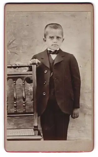 Fotografie unbekannter Fotograf und Ort, Hübscher Knabe im Anzug mit Fliege