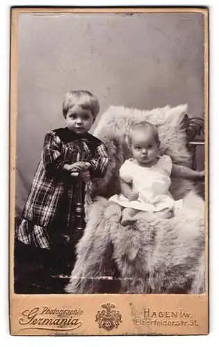 Fotografie Germania, Hagen i /W., Elberfelderstr. 31, Kleines Mädchen im karierten Kleid mit Kleinkind