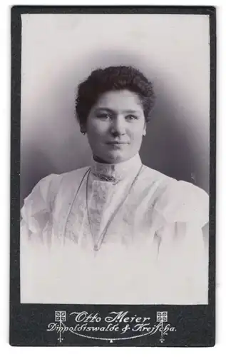 Fotografie Otto Meier, Dippoldiswalde, Niedertorstr., Junge Dame mit zurückgebundenem Haar