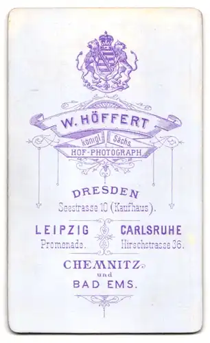 Fotografie W. Höffert, Dresden, Seestr. 10, Junge Dame mit Flechtfrisur und Kragenbrosche