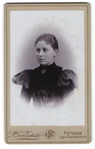 Fotografie P. Goetschke, Potsdam, Jäger- u. Charlotten-Str.-Ecke, Junge Dame mit zurückgebundenem Haar