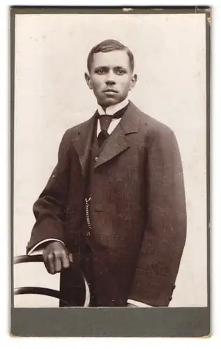 Fotografie unbekannter Fotograf und Ort, Portrait Junger Herr im Anzug mit Krawatte