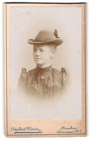 Fotografie Adalbert Werner, München, Elisenstr. 7, Junge Dame im Kleid mit Halskette