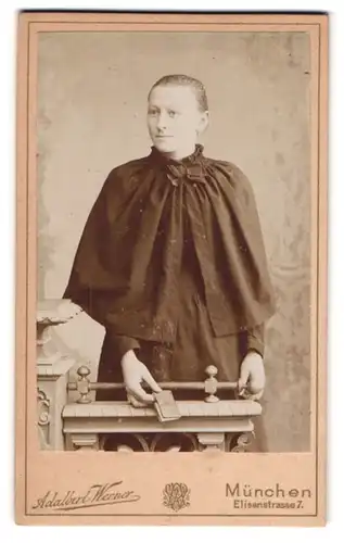 Fotografie Adalbert Werner, München, Elisenstr. 7, Junge Dame im Kleid mit Umhang