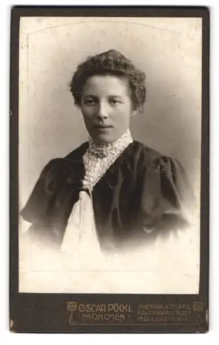 Fotografie Pöckl, München, Kaufingerstr. 21, Hübsch gekleidete Dame mit Kragenbrosche