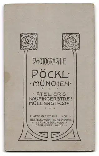 Fotografie Pöckl, München, Kaufingerstr. 21, Hübsch gekleidete Dame mit Kragenbrosche