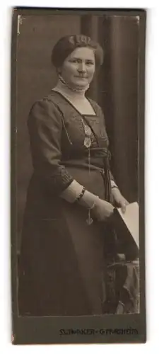 Fotografie S. W. Ronker u. Co., Pforzheim, Bürgerliche Dame in modischer Kleidung mit Zwicker