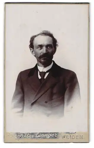 Fotografie F. X. Asanger, Weiden, Bahnhofstr., Elegant gekleideter Herr mit Henri Quatre