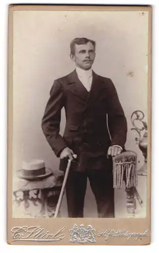 Fotografie C. Steinl, Potsdam, Brandenburger-Str. 63, Junger Herr im Anzug mit Krawatte