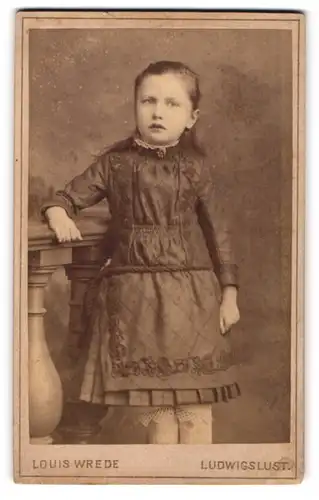 Fotografie Louis Wrede, Ludwigslust, Schweriner-Str. 26-28, Hübsches Mädchen im zeitgenössischen Kleid