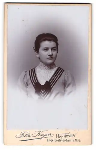 Fotografie Fritz Kayser, Hannover, Engelbostelerdamm 6, Junge Dame in hübscher Kleidung