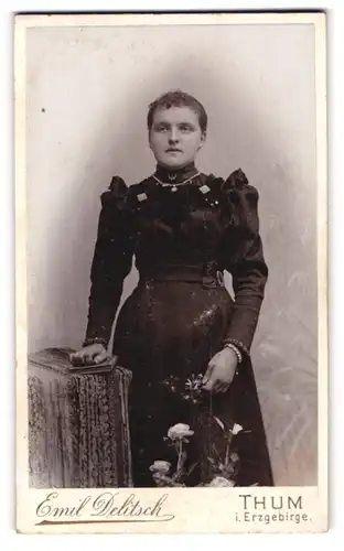 Fotografie Emil Delitsch, Thum i. Erzgebirge, Junge Dame im zeitgenössischen Kleid