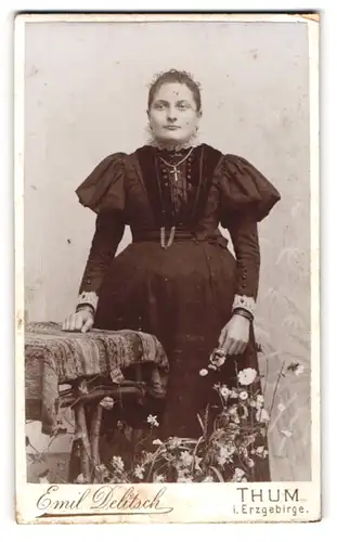 Fotografie Emil Delitsch, Thum i. Erzgebirge, Junge Dame im Kleid mit Kreuzkette