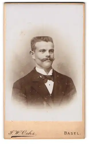 Fotografie J. W. Ochs, Basel, St. Johann 35, Eleganter Herr mit Schnauzbart