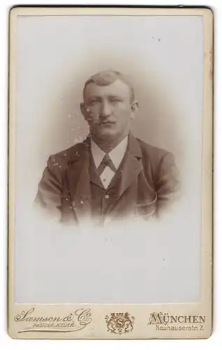 Fotografie Samson & Co., München, Neuhauserstr. 7, Junger Herr im Anzug mit Fliege