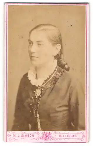 Fotografie M. J. Simson, Dillingen, Donaustr., Junge Dame in hübscher Kleidung mit Amulett
