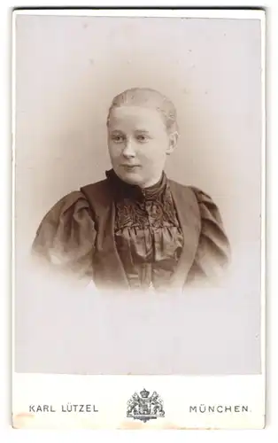 Fotografie Karl Lützel, München, Dachauerstr. 19, Junge Dame mit zurückgebundenem Haar