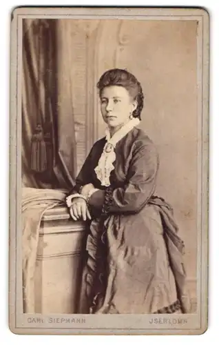 Fotografie Carl Siepmann, Iserlohn, Nord-Str. 1170, Junge Dame im Kleid mit Kragenbrosche