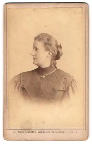 Fotografie J. C. Schaarwächter, Berlin-W., Leipziger-Str. 130, Bürgerliche Dame im Kleid mit Halskette